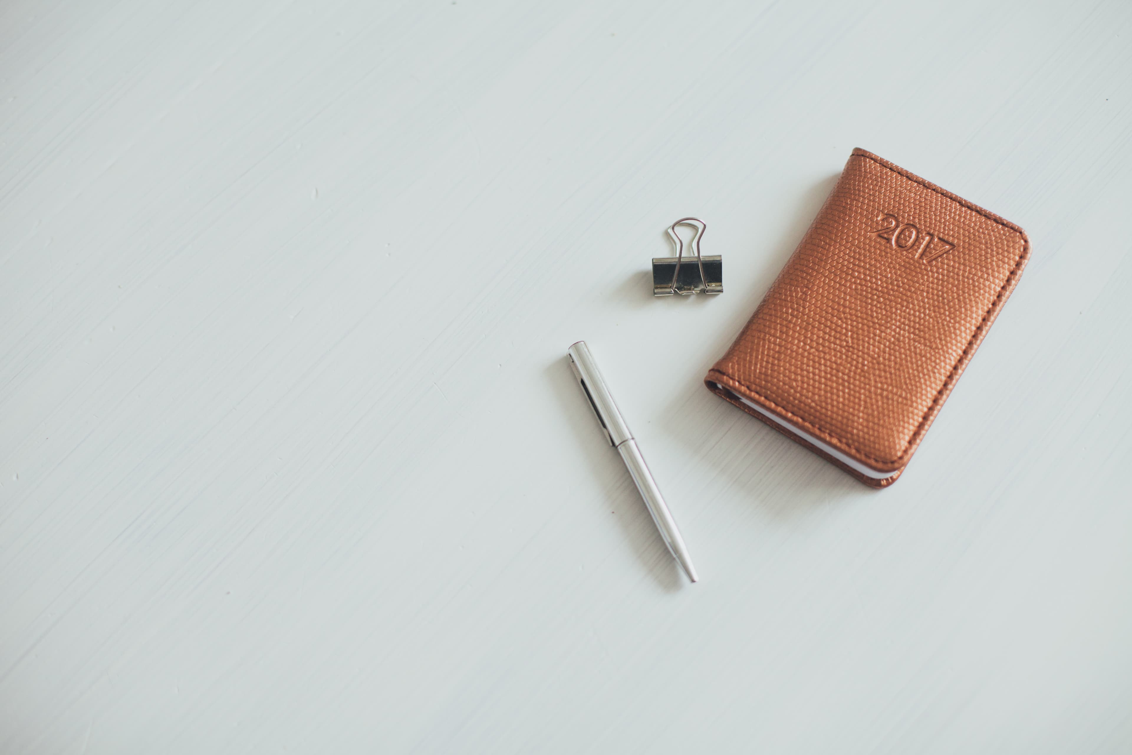 Leather notebook and pen (CC0)