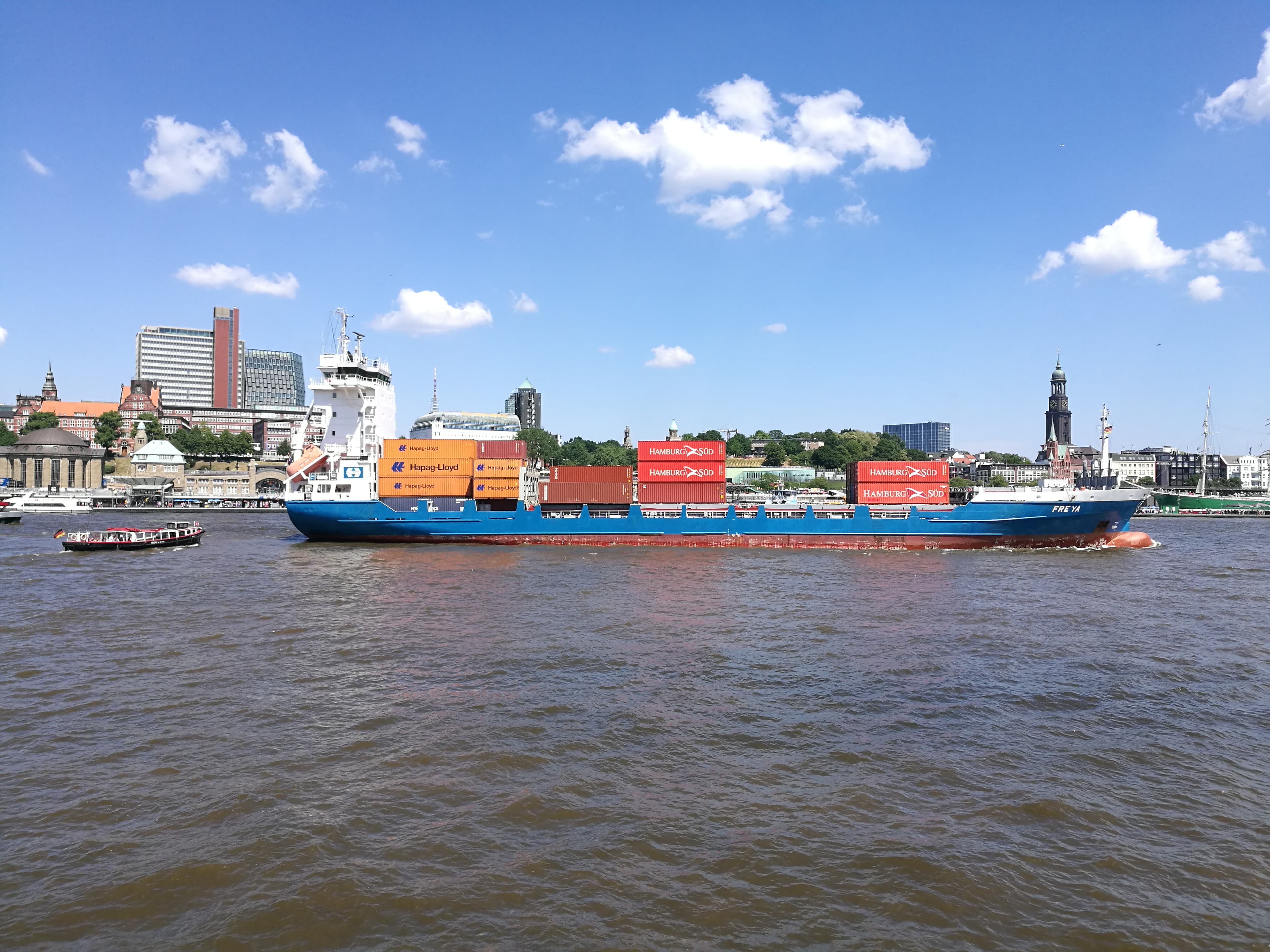 컨테이너선 — 이란 드론 항모 샤히드 바게리의 원형 선박(페랄린)과 유사한 대형 컨테이너선