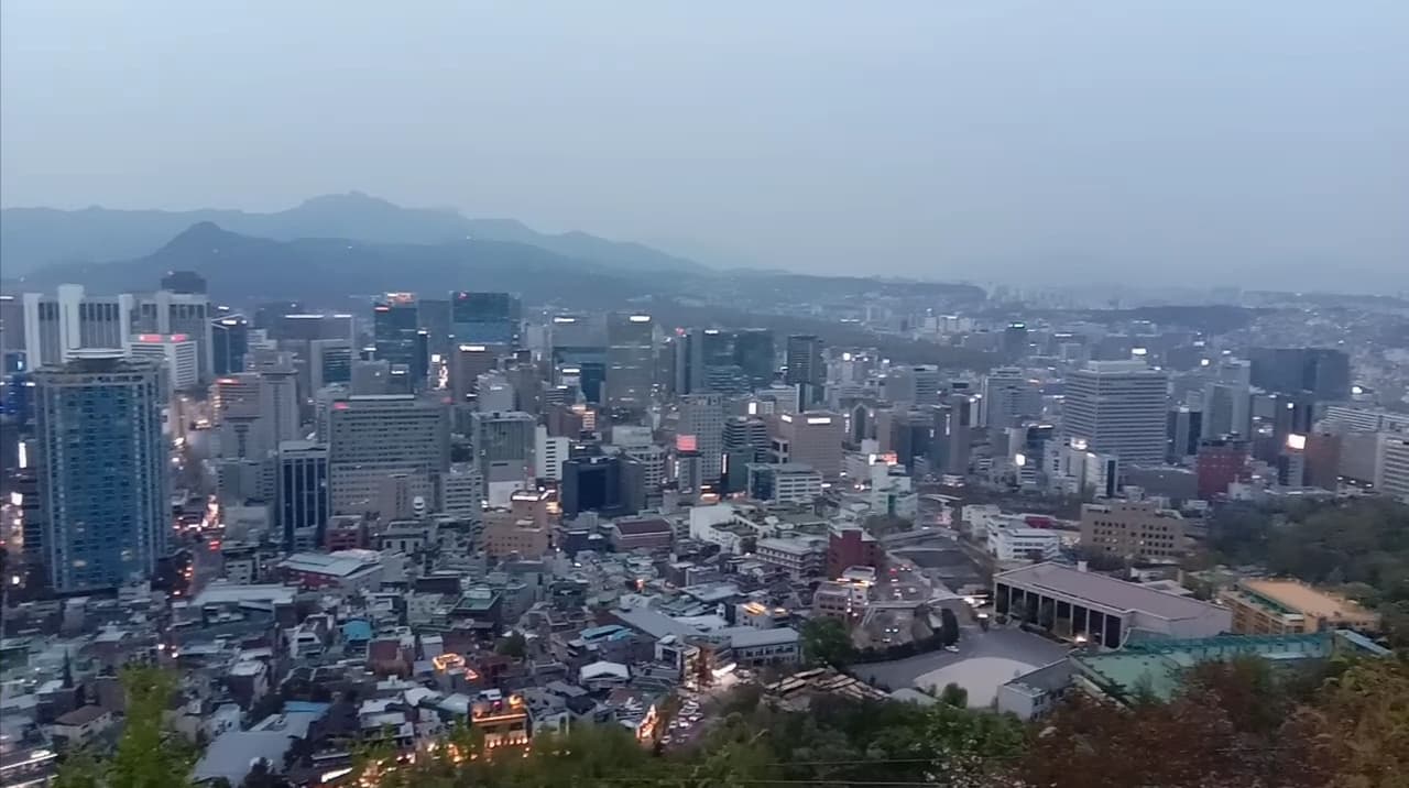 서울 남산에서 바라본 서울 야경 (Babaibiaobin / Wikimedia Commons CC0)