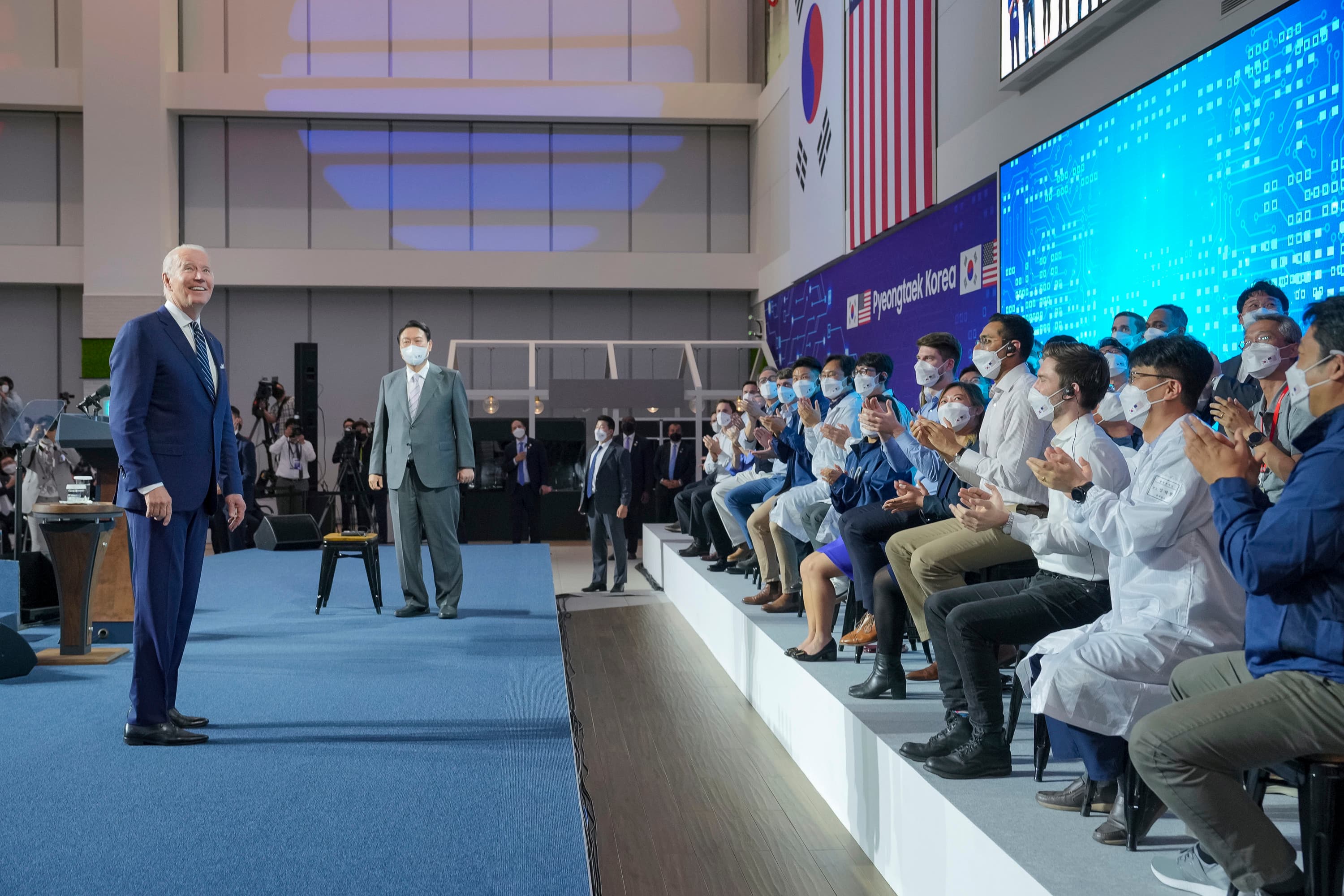 바이든 대통령과 윤석열 대통령의 삼성전자 평택 캠퍼스 방문