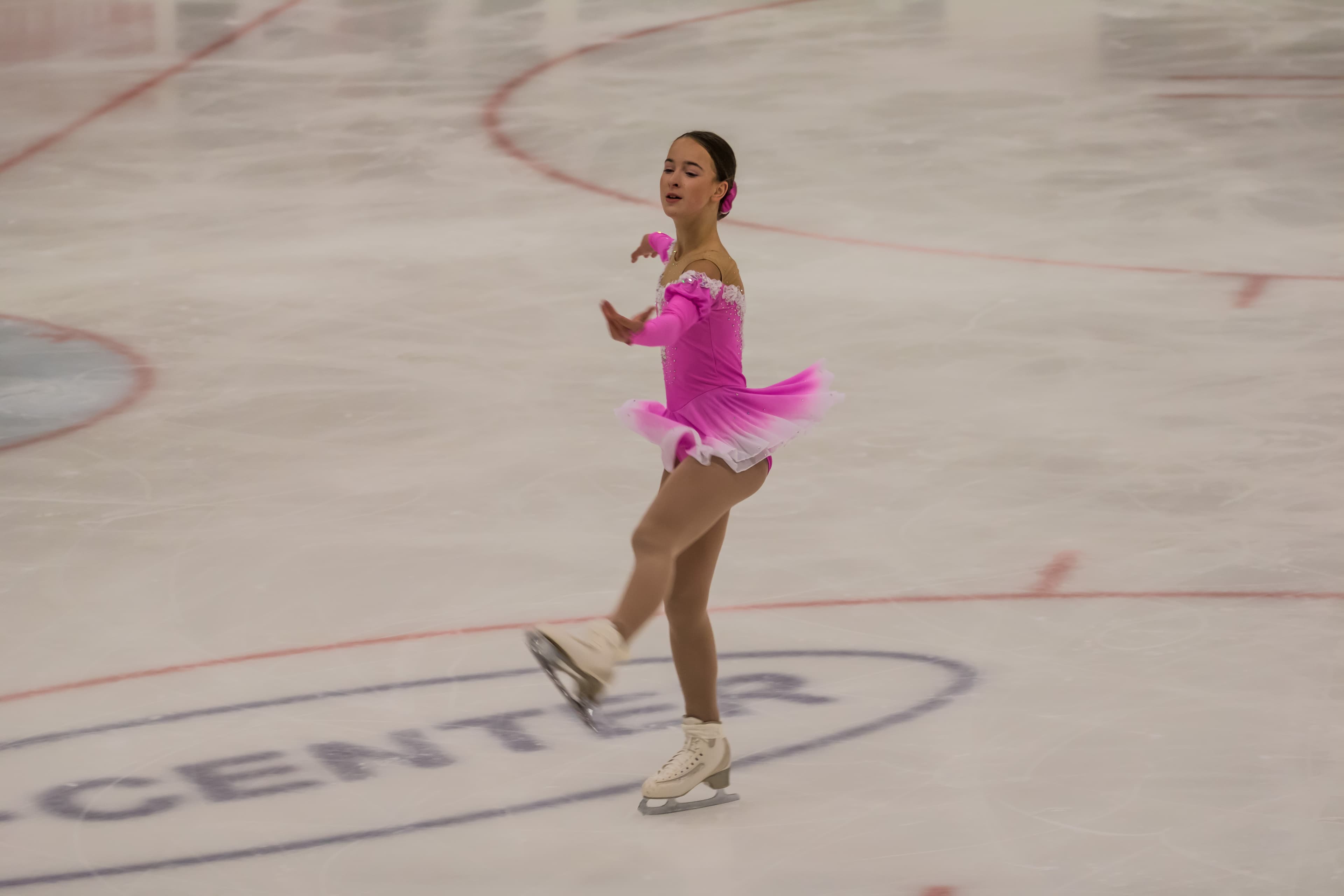 피겨 스케이팅 선수가 빙판 위에서 연기하는 모습